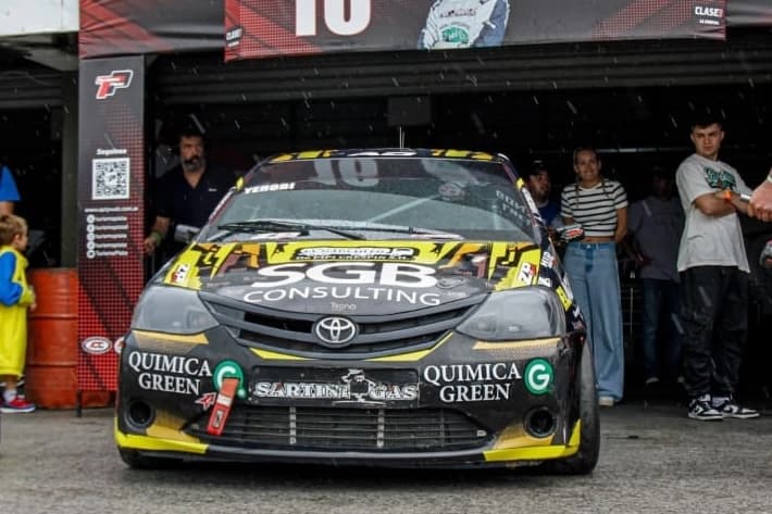 Lucas Yerobi junto al equipo con sponsorship de Química Green